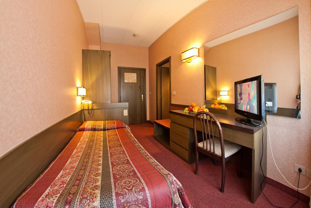 Hotel Cles Zewnętrze zdjęcie