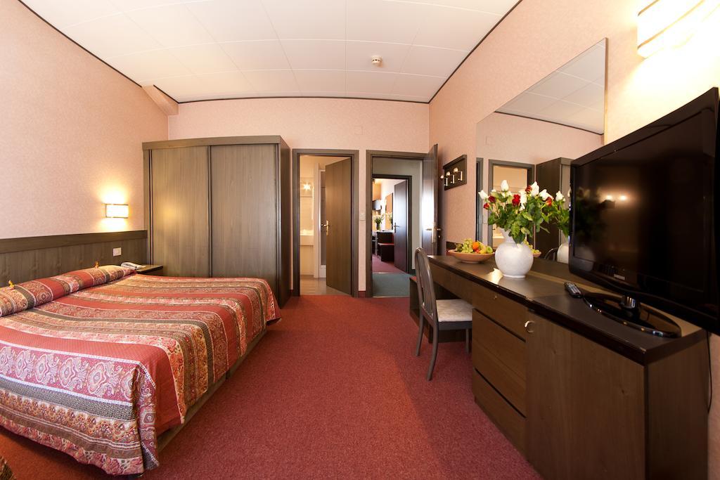 Hotel Cles Zewnętrze zdjęcie