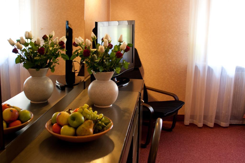 Hotel Cles Zewnętrze zdjęcie