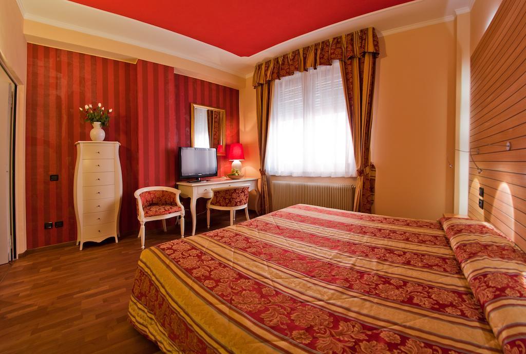 Hotel Cles Zewnętrze zdjęcie